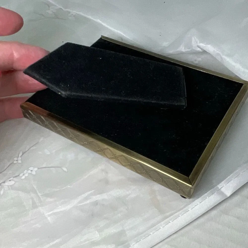 VTG ornate cushion beaded edge small picture frame.